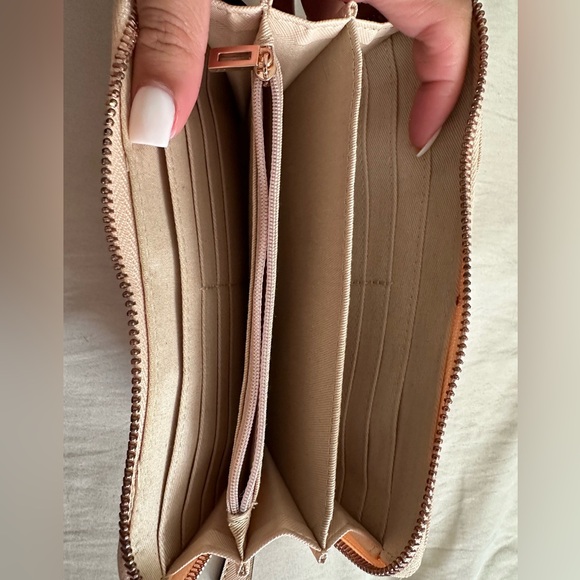 GUESS WALLET - Picture 5 of 9